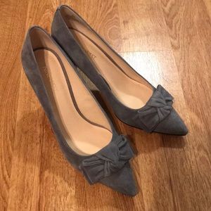Grey suede pumps with bow detail